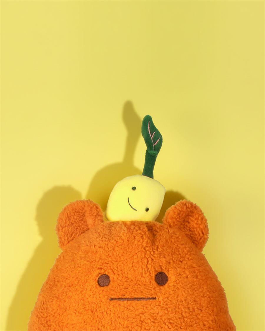 Gros plan sur la peluche MIAM John Lemon, orange, coiffée de son citron