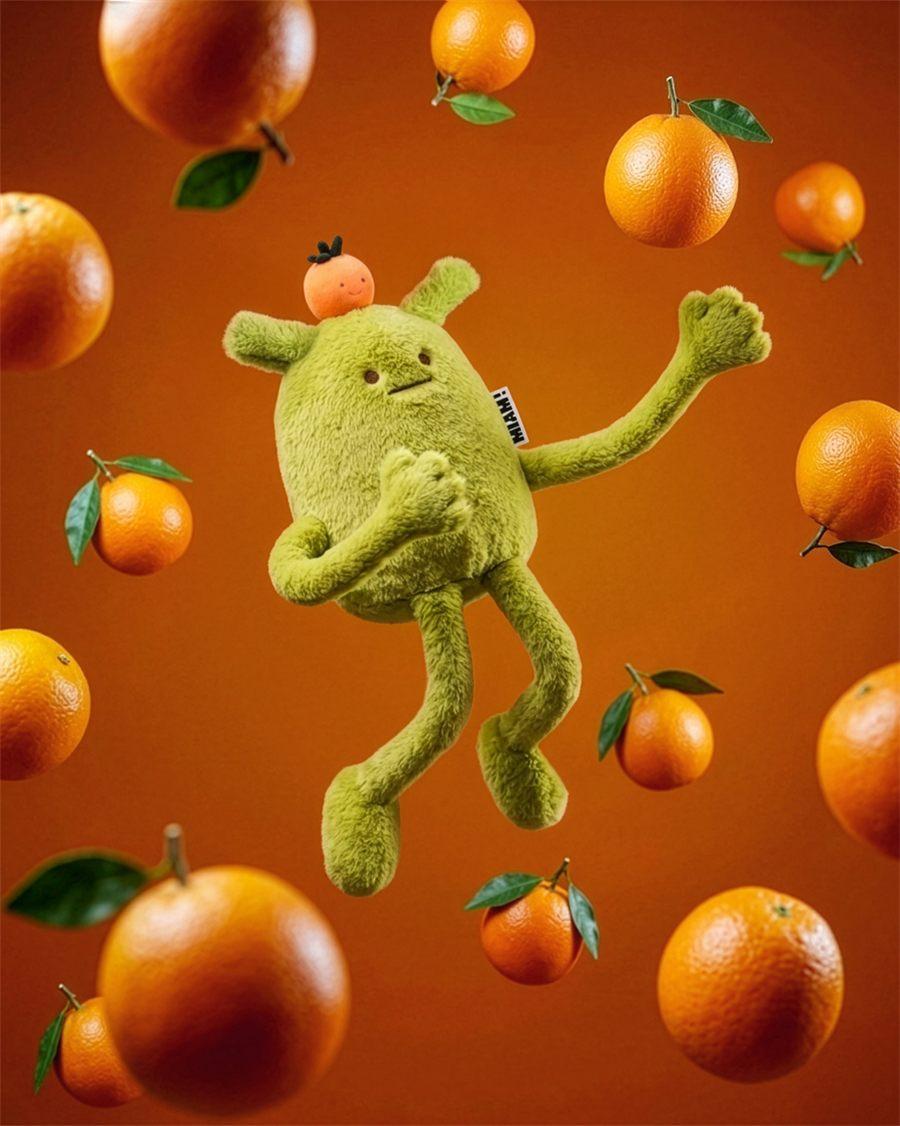 La peluche MIAM Laurent Jade en lévitation parmi des oranges sur fond orange
