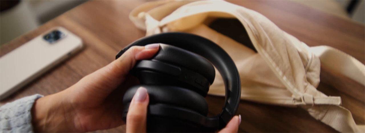 Le Razer Barracuda V2 Pro replié dans les mains, prêt à glisser dans un sac