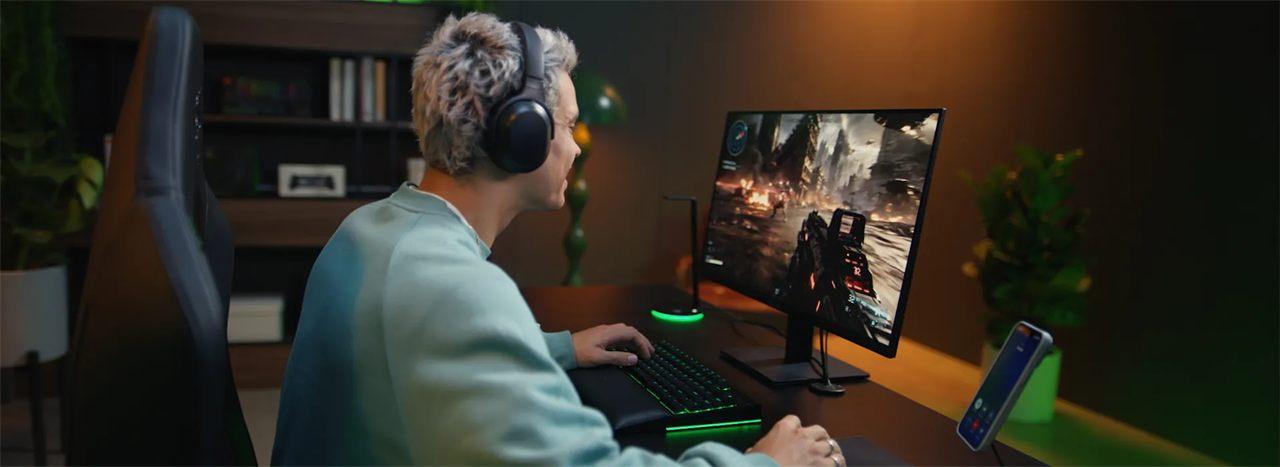 Partie de FPS sur PC avec un appel entrant, casque Razer Barracuda V2 Pro