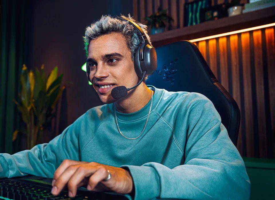 Un joueur parle à son équipe avec la perche de micro du Razer Barracuda V2 Pro