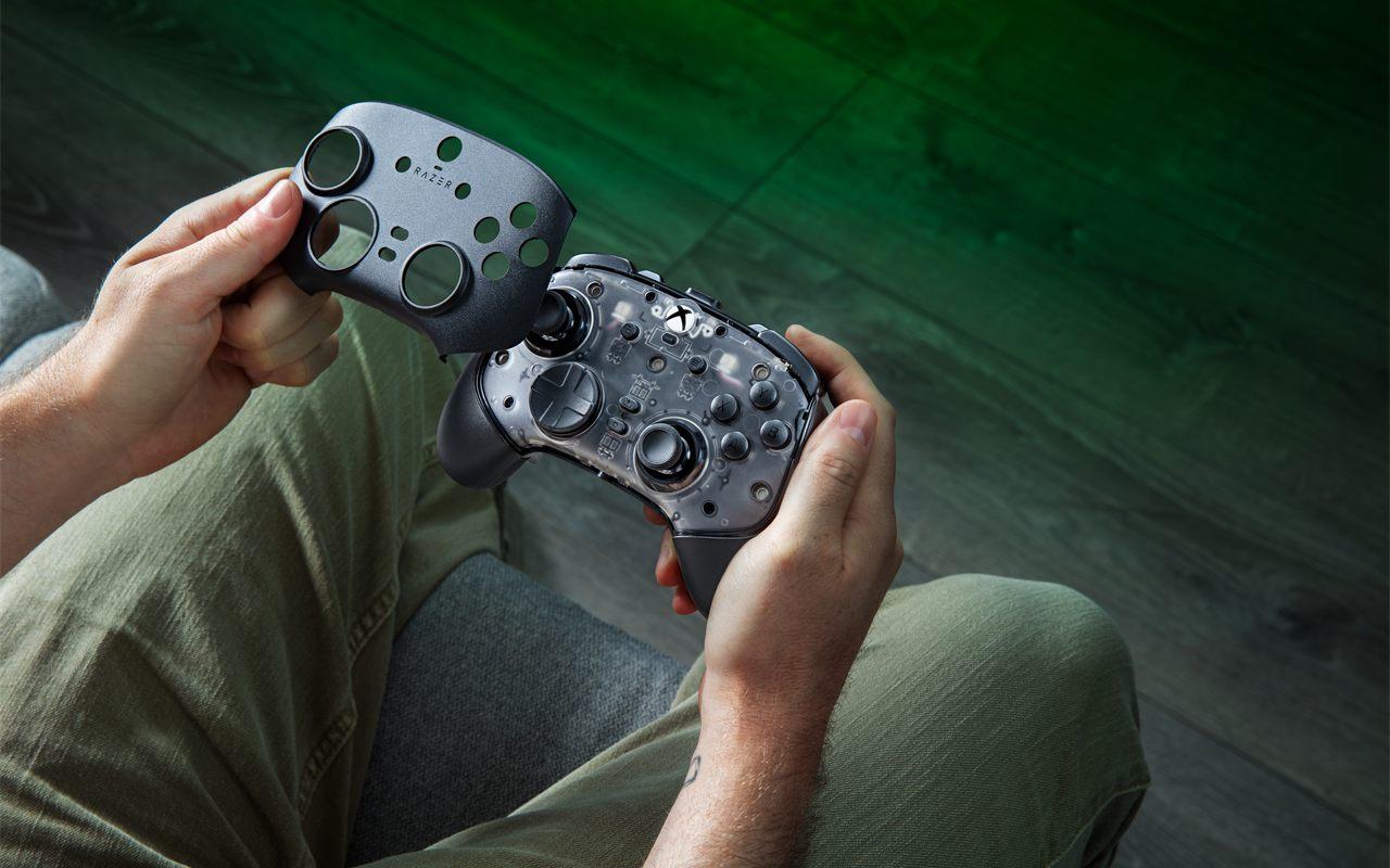 Un joueur change la façade magnétique de la Razer Wolverine V4 Pro