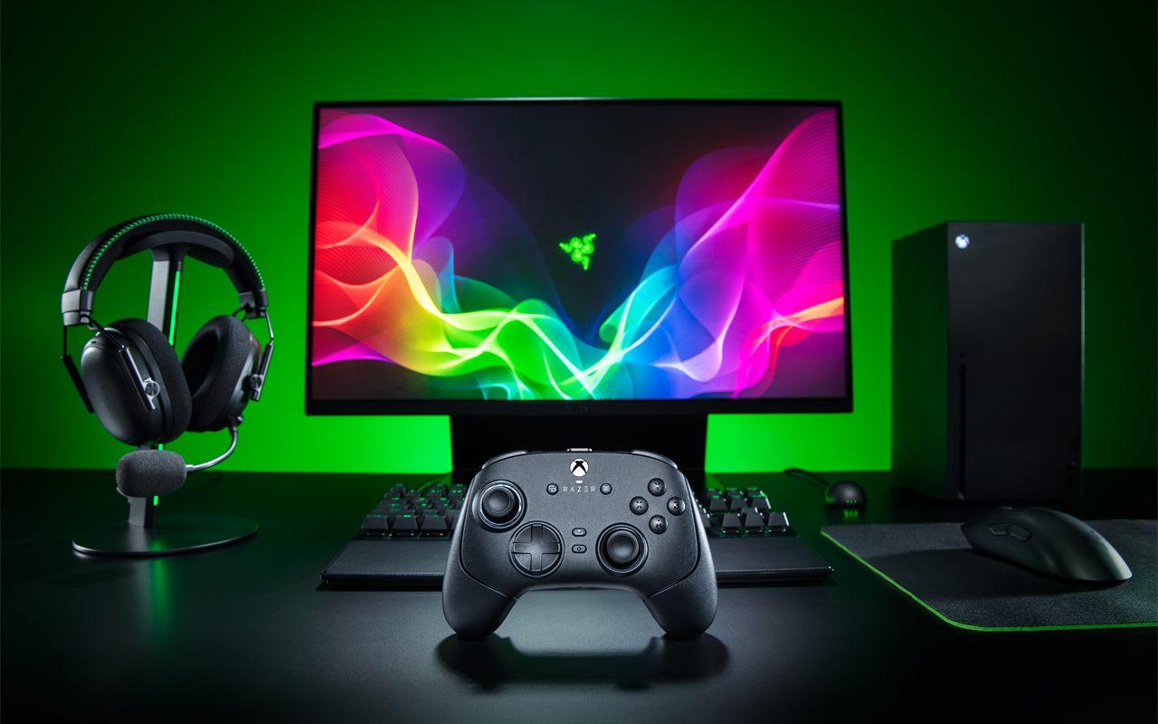 La Razer Wolverine V4 Pro posée devant un écran de PC et une Xbox Series X
