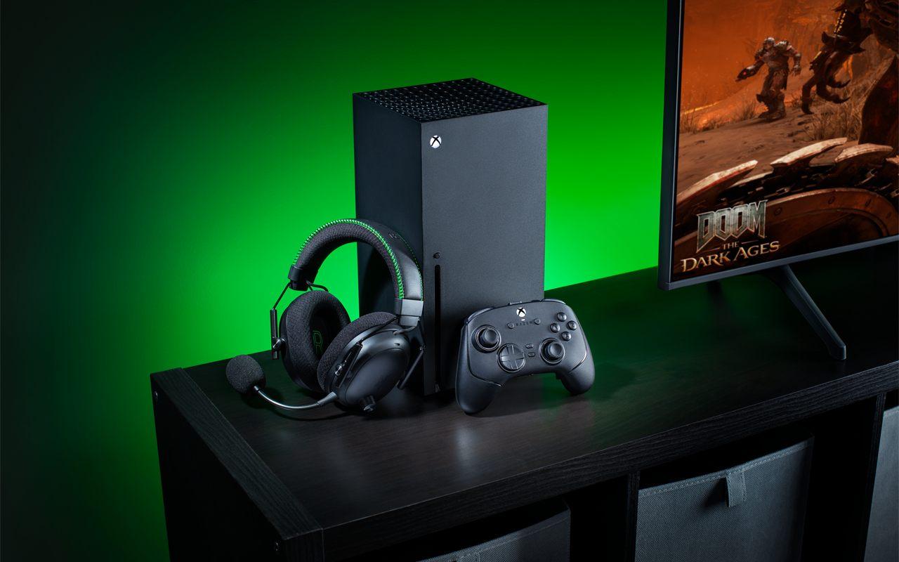 La manette Razer près d'une Xbox Series X, Doom: The Dark Ages à l'écran