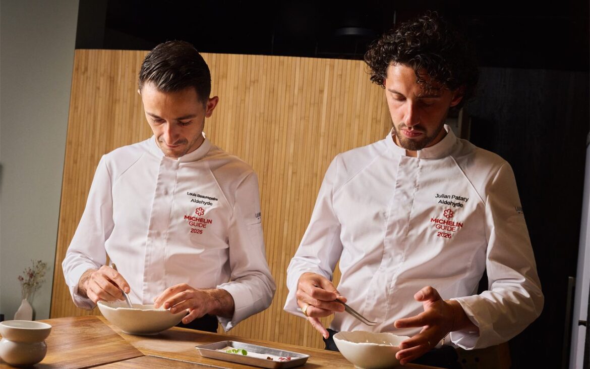 Vous connaissez le restaurant Aldéhyde, dans le Marais ? Ses anciens chefs adjoints en ont repris la cuisine, et vous la servent parfumée de fleurs et d&rsquo;épices.