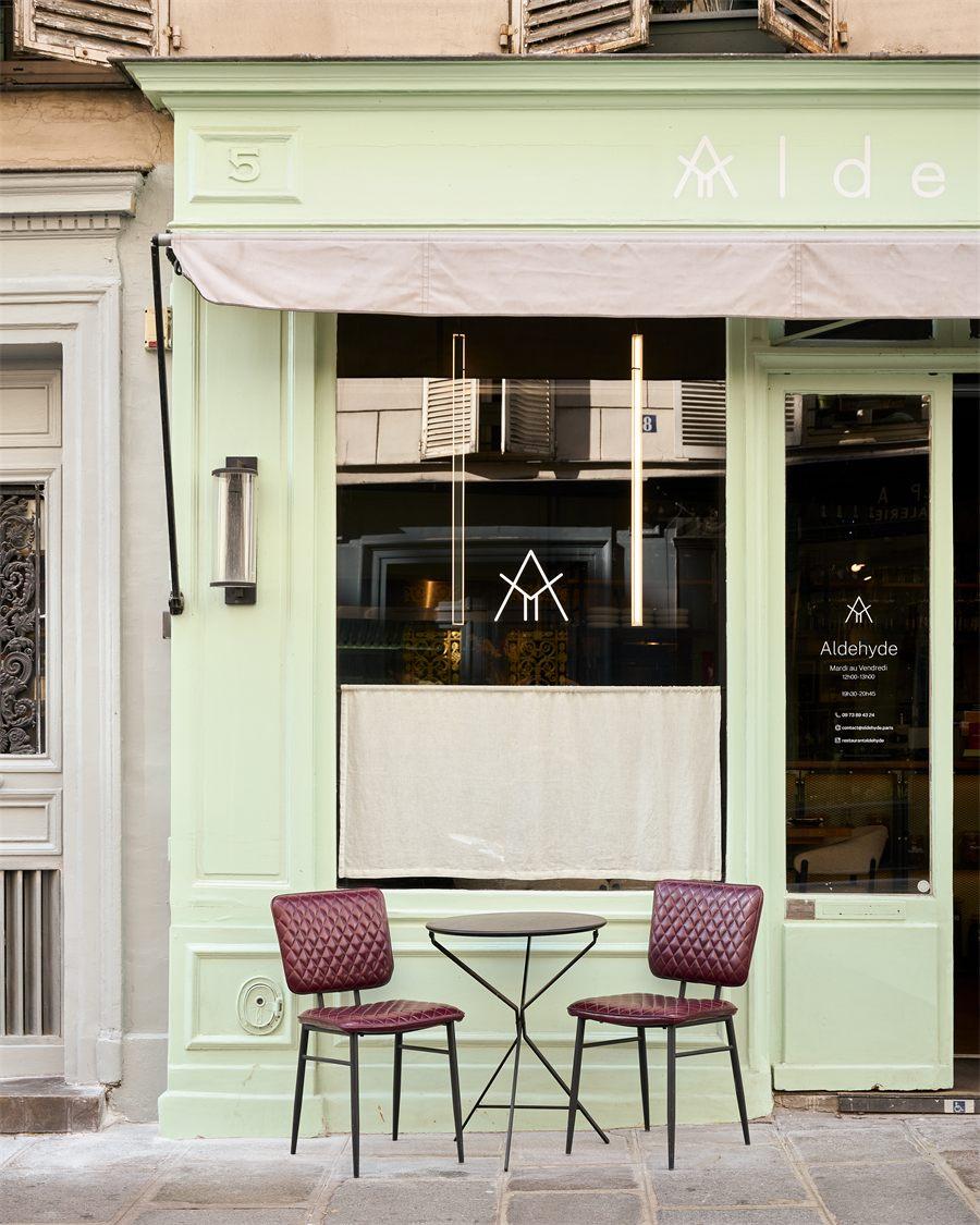 La façade vert d'eau du restaurant Aldéhyde, rue du Pont-Louis-Philippe, dans le Marais