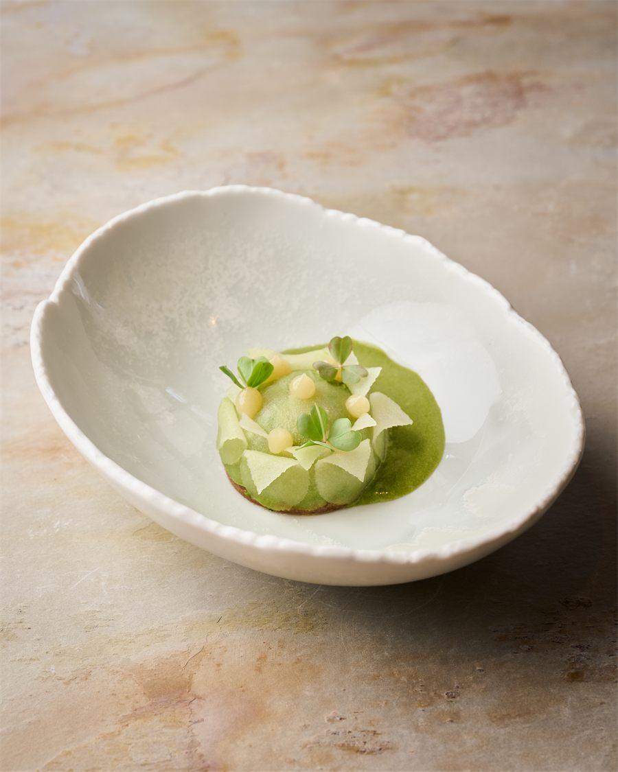 Assiette de pomme et d'aneth servie au restaurant Aldéhyde