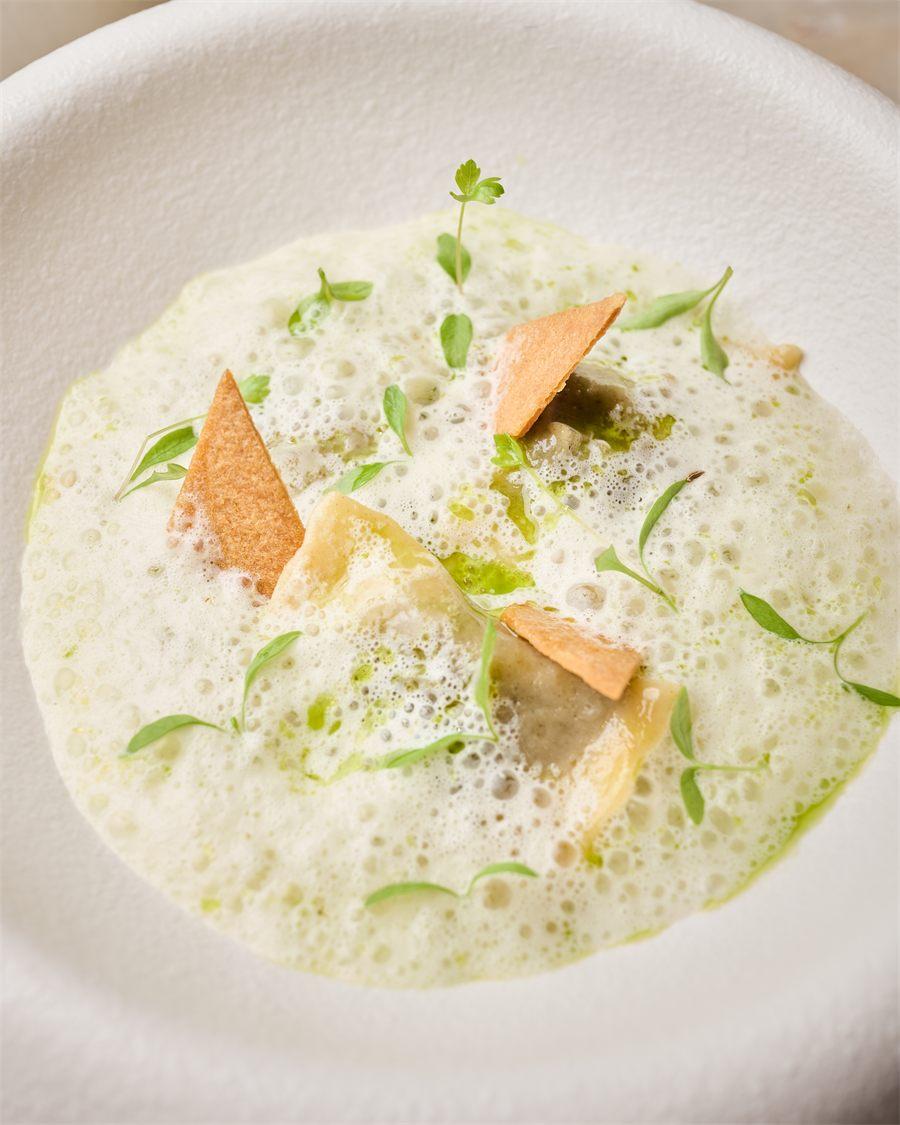 Raviole d'escargot de Bourgogne, bouillon terre-mer et émulsion persillade