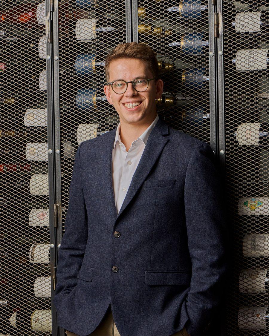Thibault Blanche, associé chargé de la salle et de la cave d'Aldéhyde, devant les vins