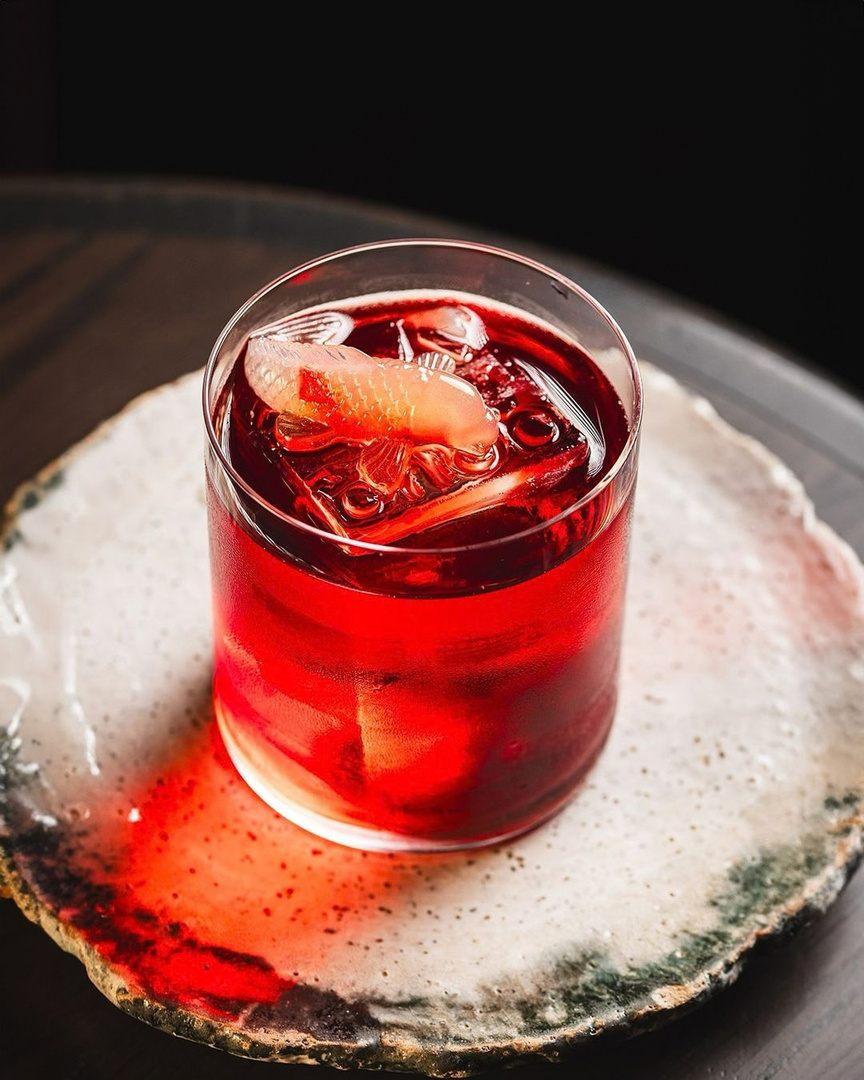 Un cocktail d'Aqua Kyoto Paris garni d'une petite carpe en gélatine
