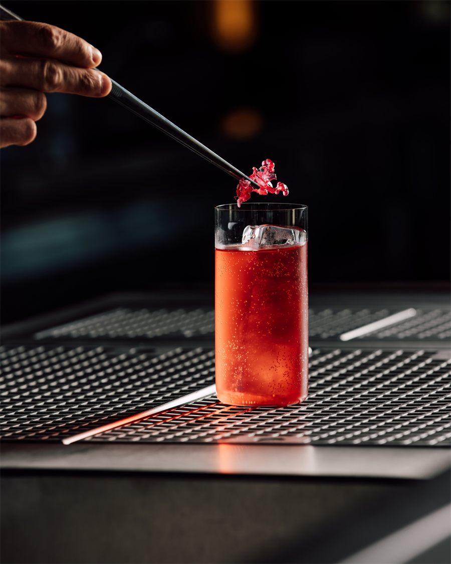 Un cocktail de la nouvelle carte d'Aqua Kyoto Paris garni à la pince