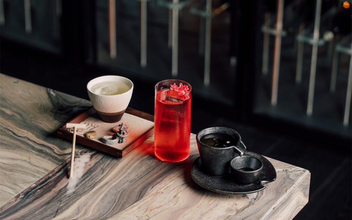 Un bar en rooftop, une vue sur tout Paris et une décoration inspirée du Japon : chez Aqua Kyoto Paris, le dépaysement nippon se prolonge jusque dans le service de vos cocktails.