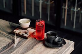 Un bar en rooftop, une vue sur tout Paris et une décoration inspirée du Japon : chez Aqua Kyoto Paris, le dépaysement nippon se prolonge jusque dans le service de vos cocktails.