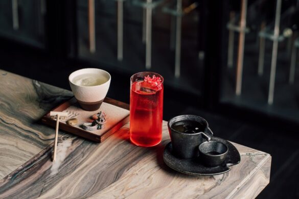 Un bar en rooftop, une vue sur tout Paris et une décoration inspirée du Japon : chez Aqua Kyoto Paris, le dépaysement nippon se prolonge jusque dans le service de vos cocktails.