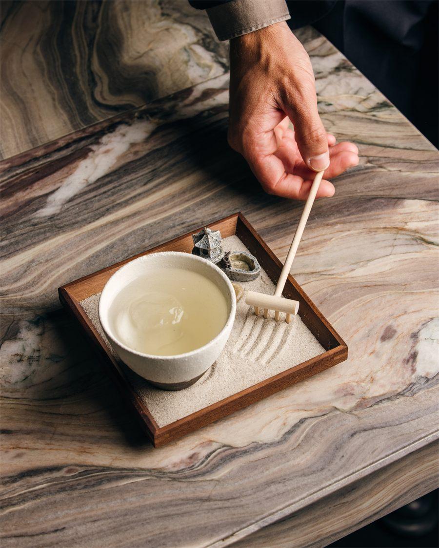 Le Kyoto Panchi d'Aqua Kyoto Paris dans son jardin zen de sable et de pierres
