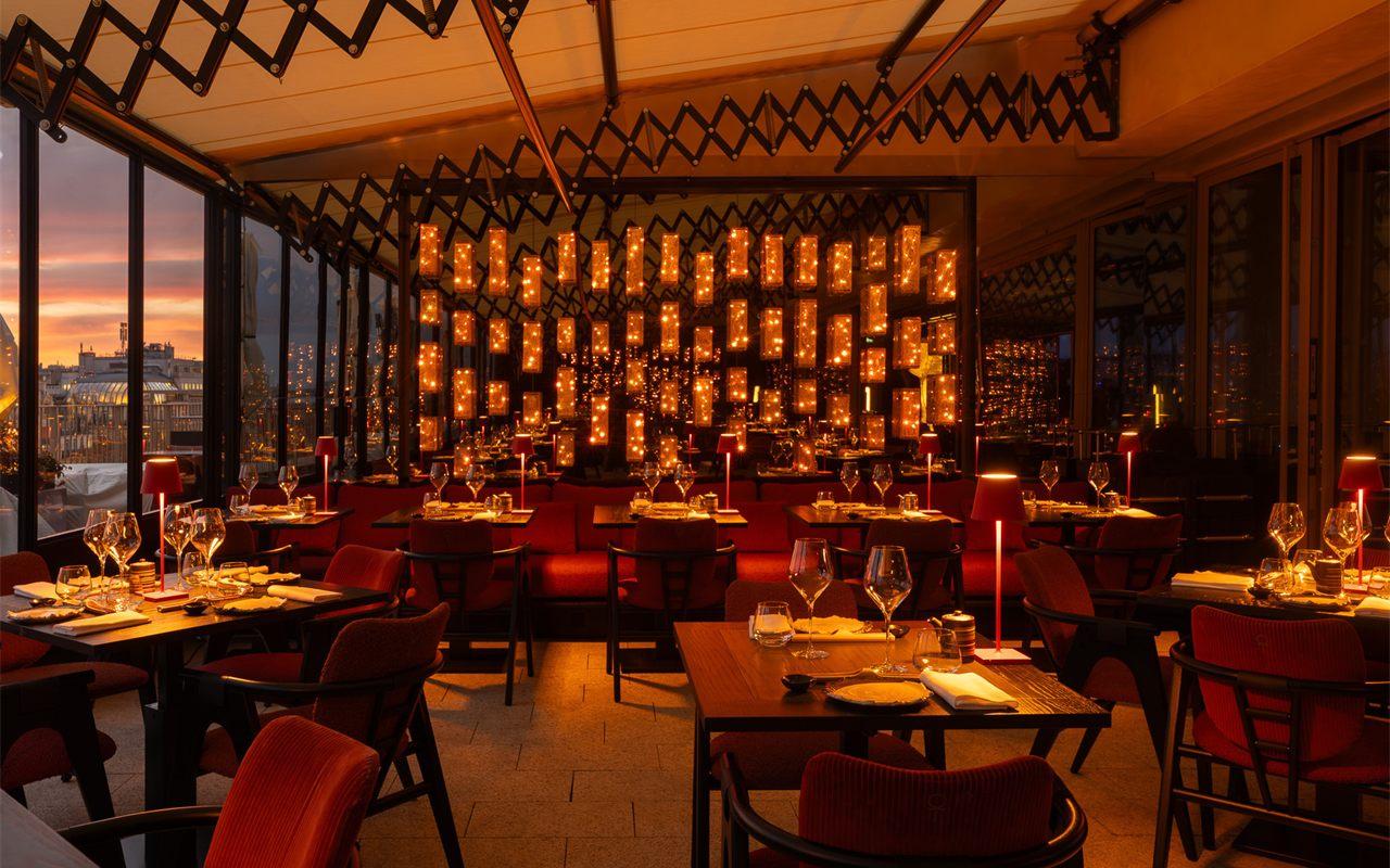 La salle d'Aqua Kyoto Paris au coucher du soleil, sur son rooftop des Champs-Élysées