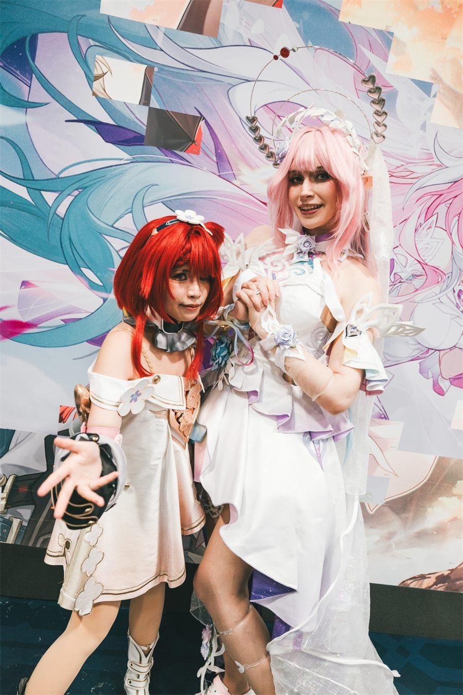 Deux cosplayeuses en costume dans les allées de la Paris Games Week 2025