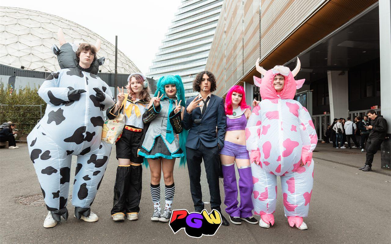 Groupe de cosplayeurs costumés devant le Dôme de Paris, pendant la Paris Games Week