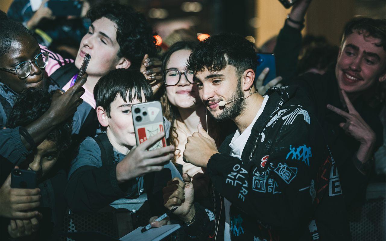 Un créateur de contenu pose en selfie avec ses fans à la Paris Games Week 2025