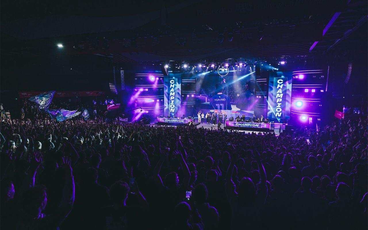 Soirée de la Paris Games Week au Dôme de Paris, scène illuminée et salle comble, en 2025