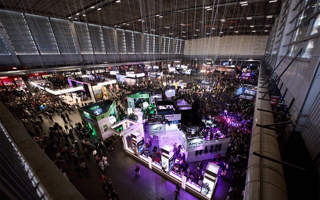 Le hall de la Paris Games Week vu d'en haut, avec le stand Republic of Gamers et AMD, en 2025