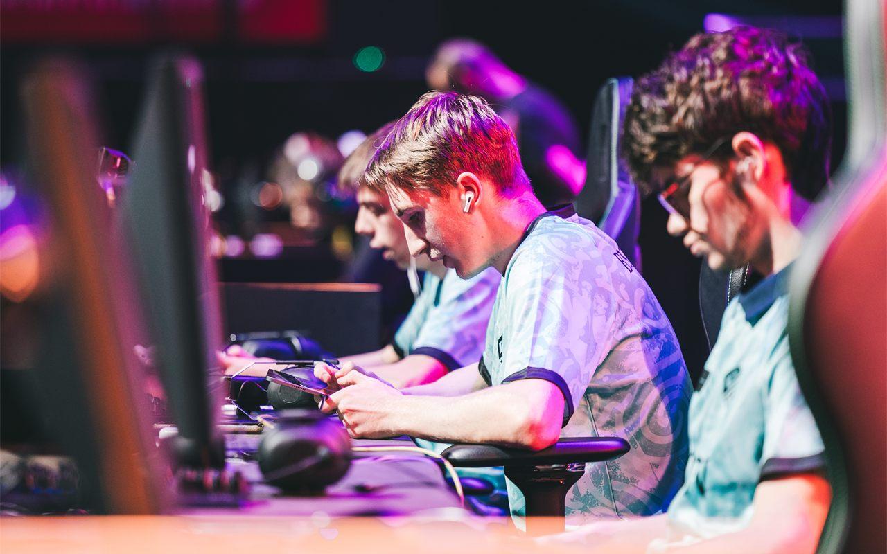 Joueurs concentrés à leur poste pendant une compétition esport à la Paris Games Week 2025