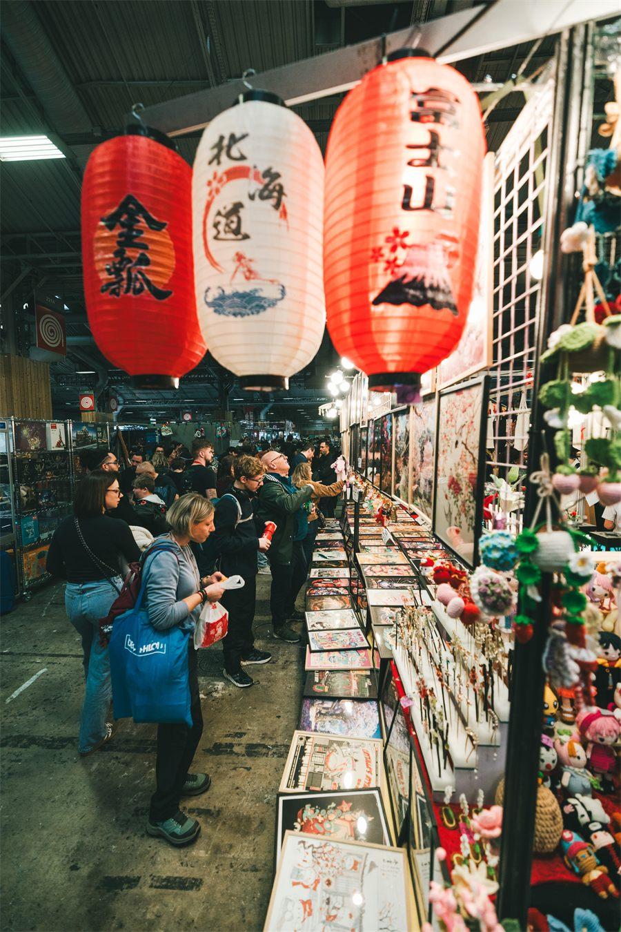 Lanternes japonaises et étals du marché geek de la Paris Games Week 2025