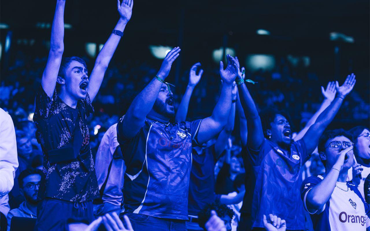 Supporters bras levés pendant une finale esport à la Paris Games Week 2025