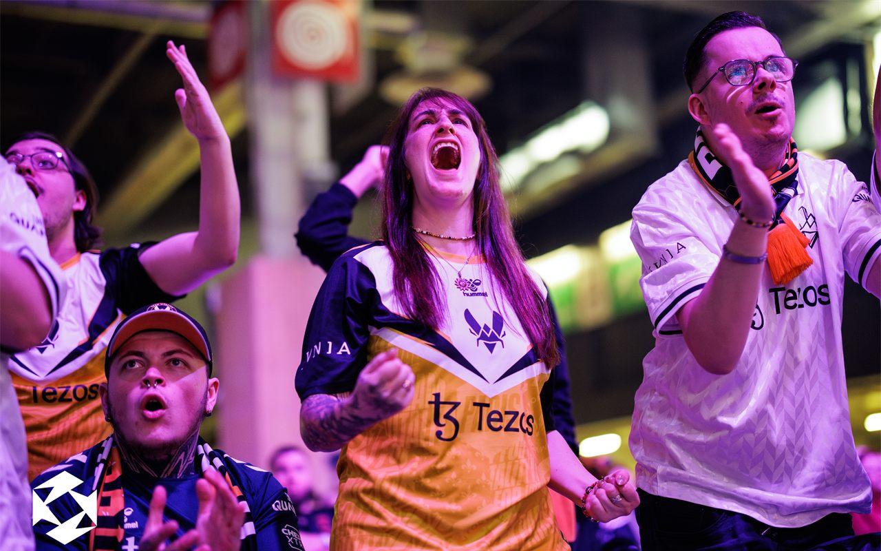 Supporters exultant devant la grande scène de la Paris Games Week 2024