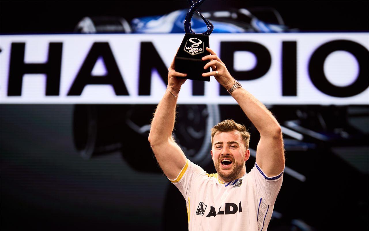 Un joueur brandit son trophée sur scène, sous l'inscription Champions, à la Paris Games Week 2025
