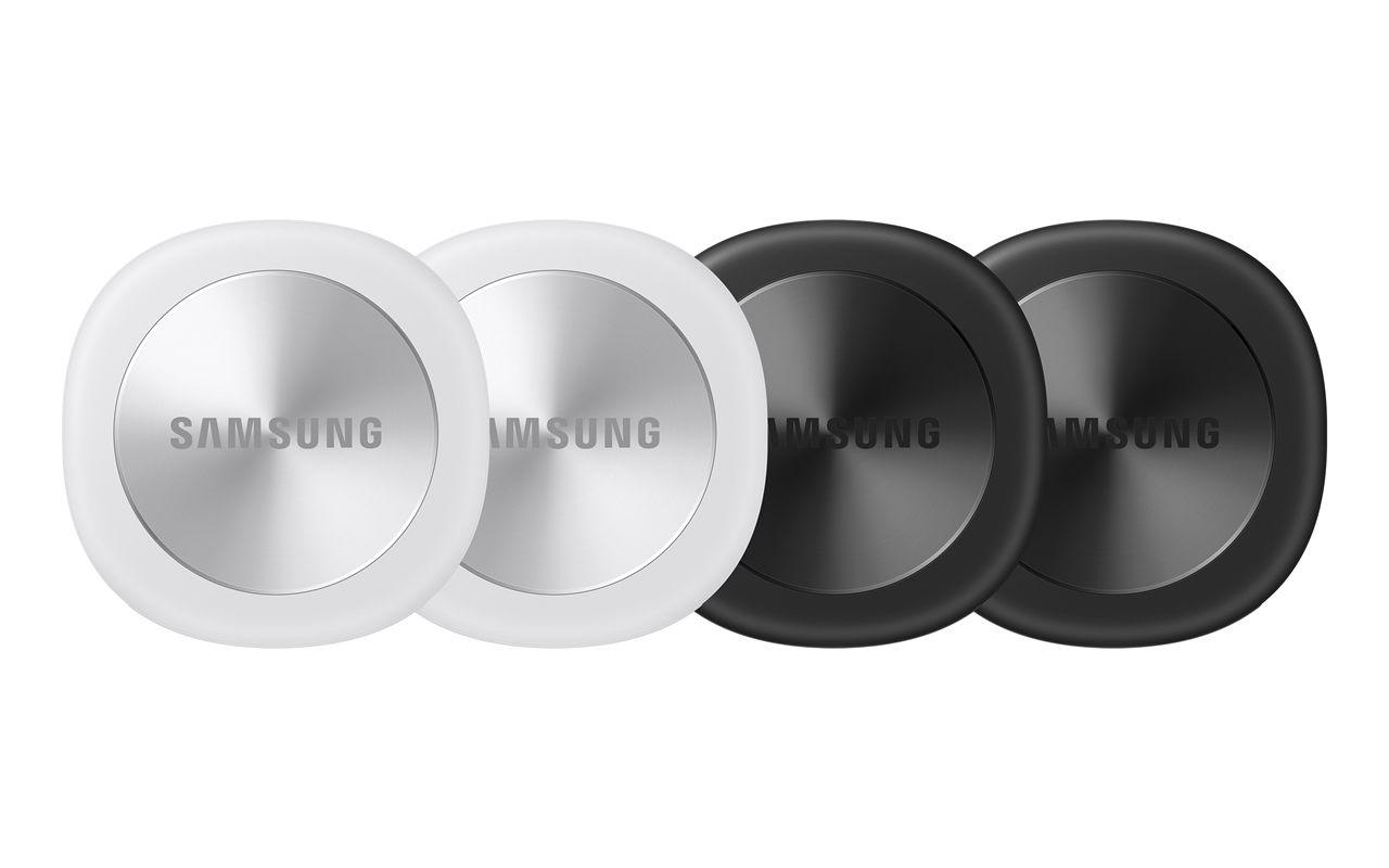 Quatre traceurs Galaxy SmartTag3 alignés, deux blancs et deux noirs