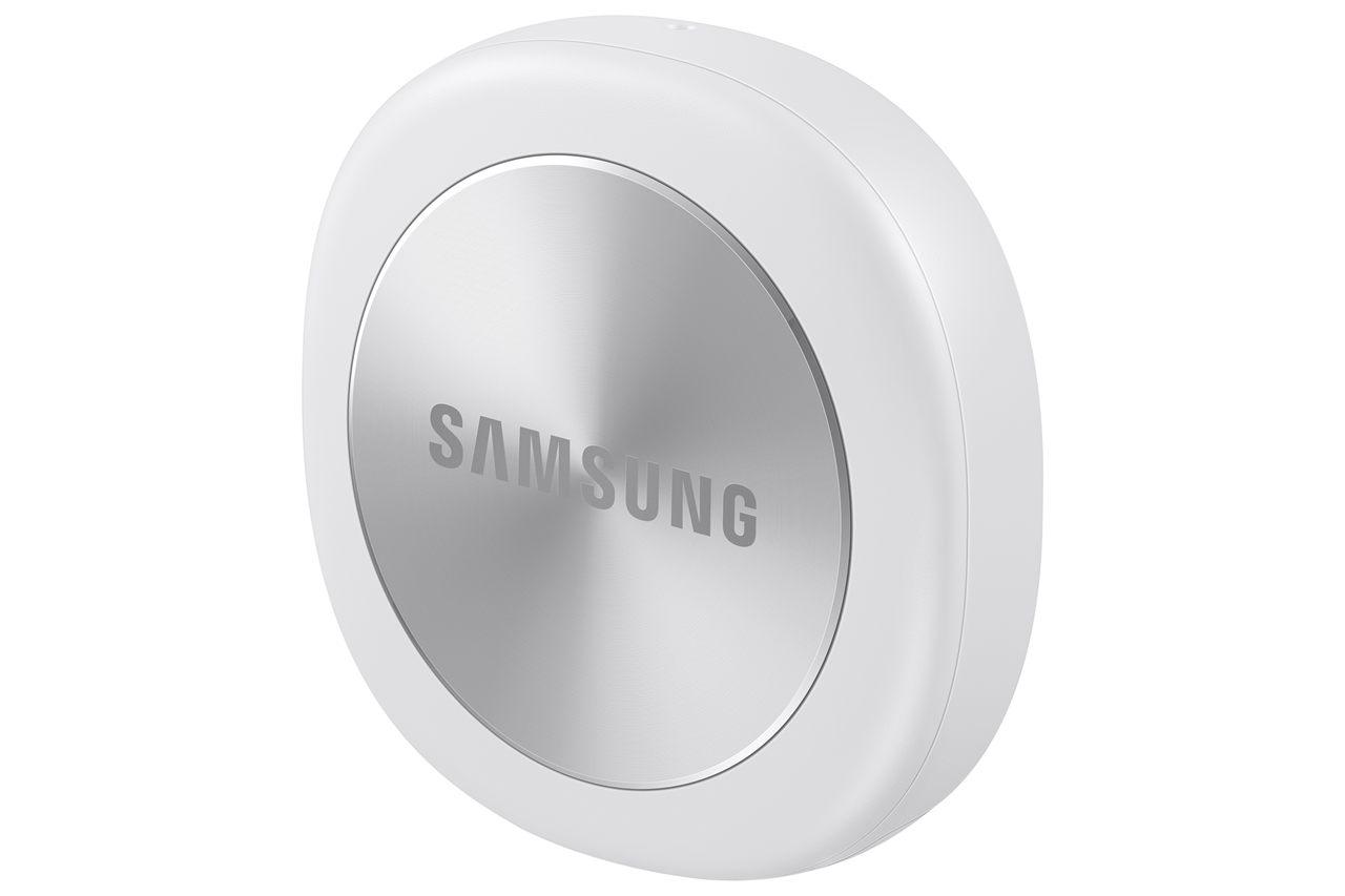 Le Samsung Galaxy SmartTag3 blanc vu de trois quarts, avec son bouton en aluminium brossé