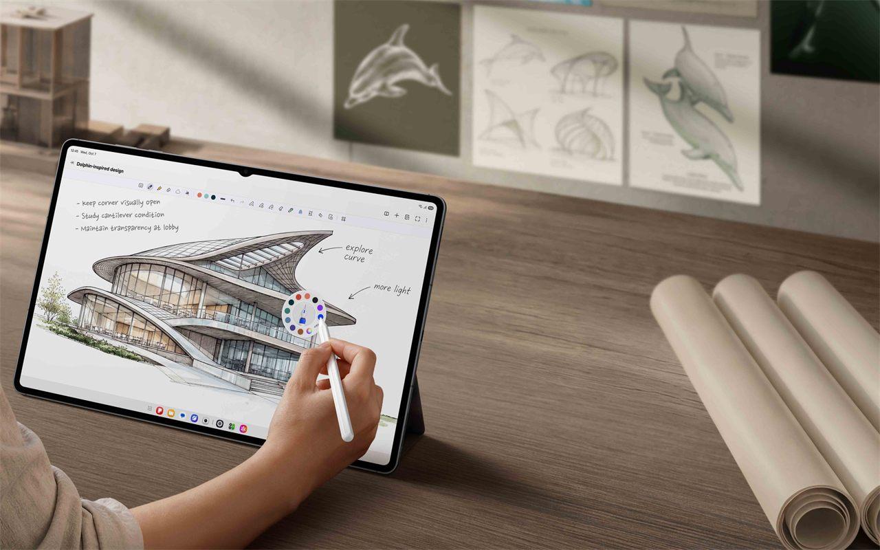 Une architecte retouche au S Pen le croquis d'un bâtiment sur la Galaxy Tab S12 Ultra