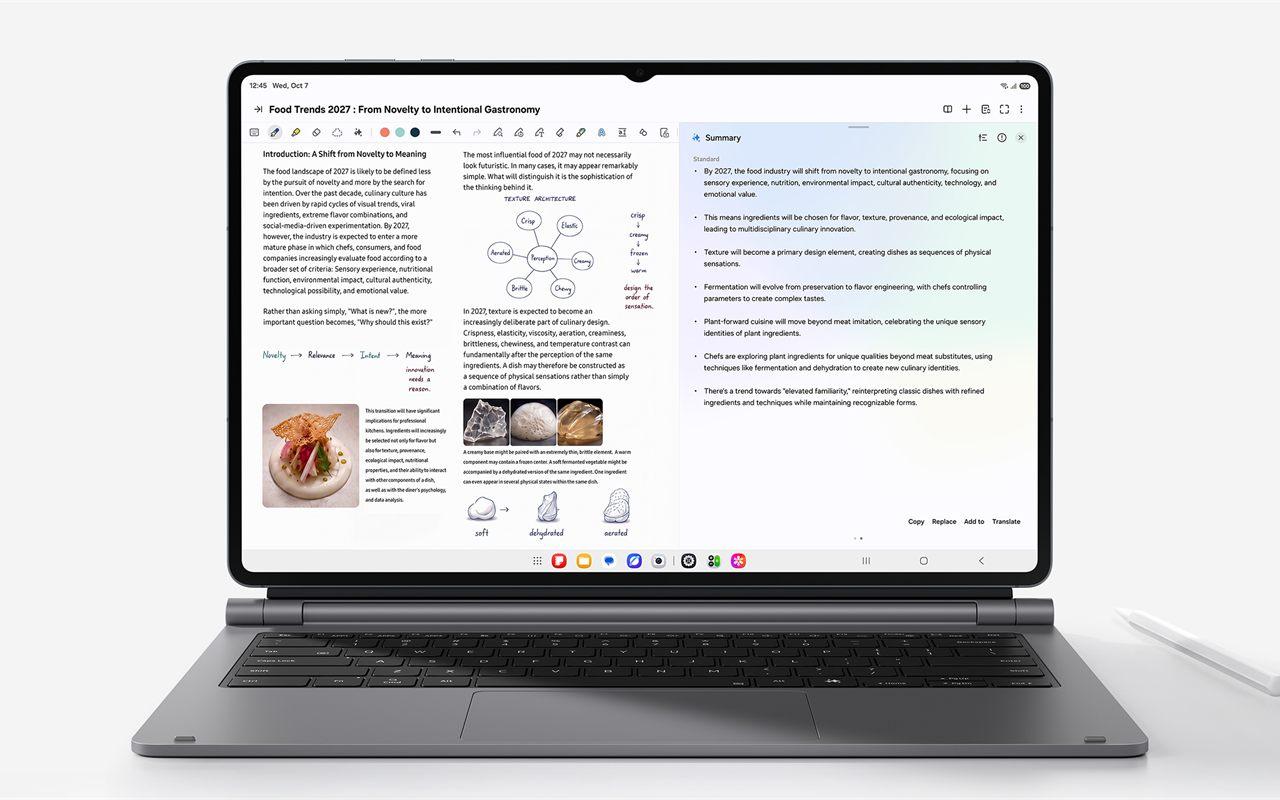 Des notes, des croquis et un résumé d'IA côte à côte sur la Galaxy Tab S12 Ultra posée sur son clavier