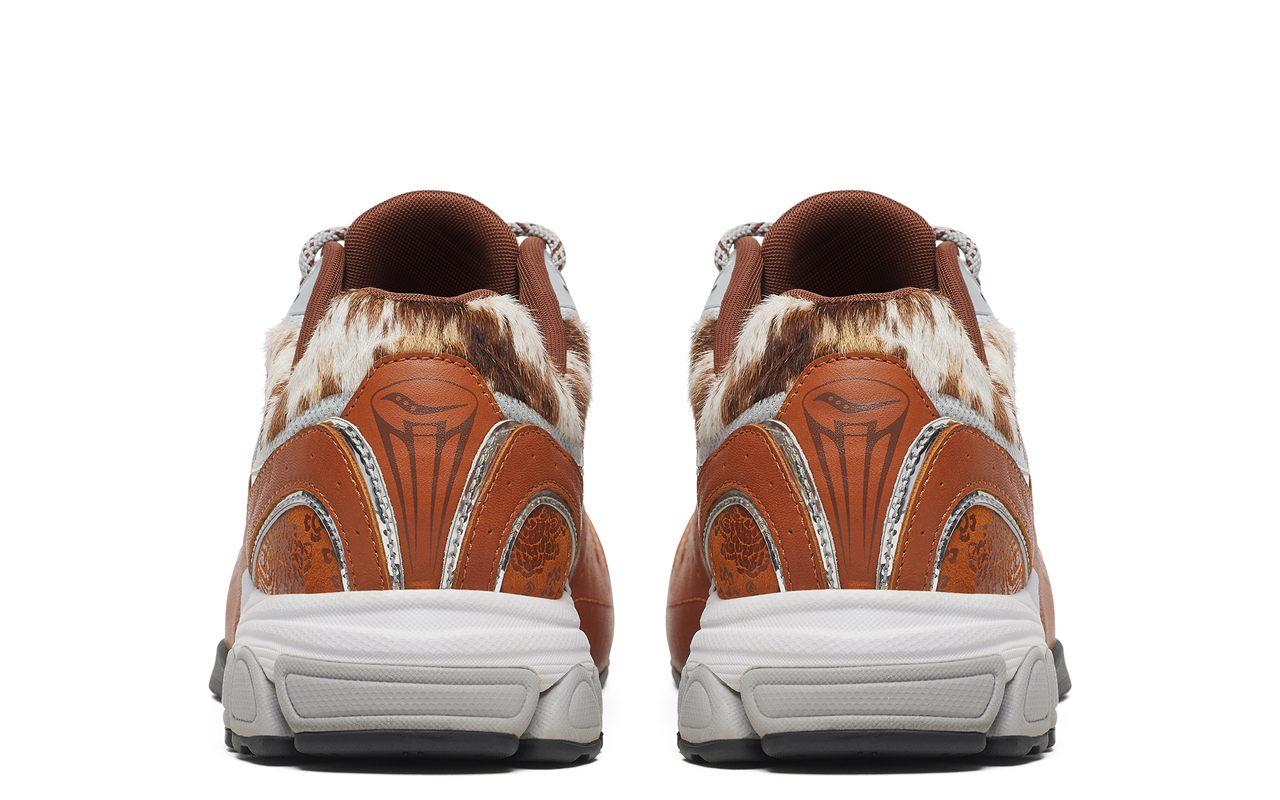 Le talon de la ProGrid V2 Space Cowboy, motif floral gravé et col en cuir à poils
