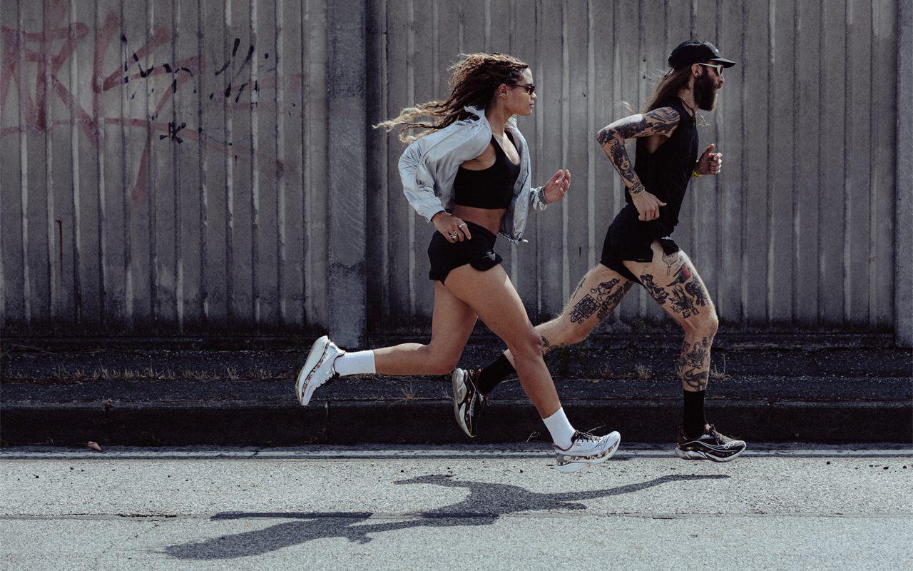 Deux coureurs chaussés des Endorphin Azura et Endorphin Elite 3 de la collection Saucony Space Cowboy