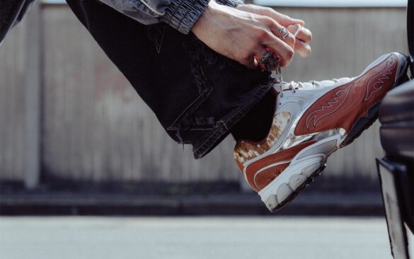 Nostalgique des westerns ? Saucony Space Cowboy transforme les sneakers de la marque en chaussures dignes du Far West.