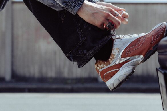 Nostalgique des westerns ? Saucony Space Cowboy transforme les sneakers de la marque en chaussures dignes du Far West.