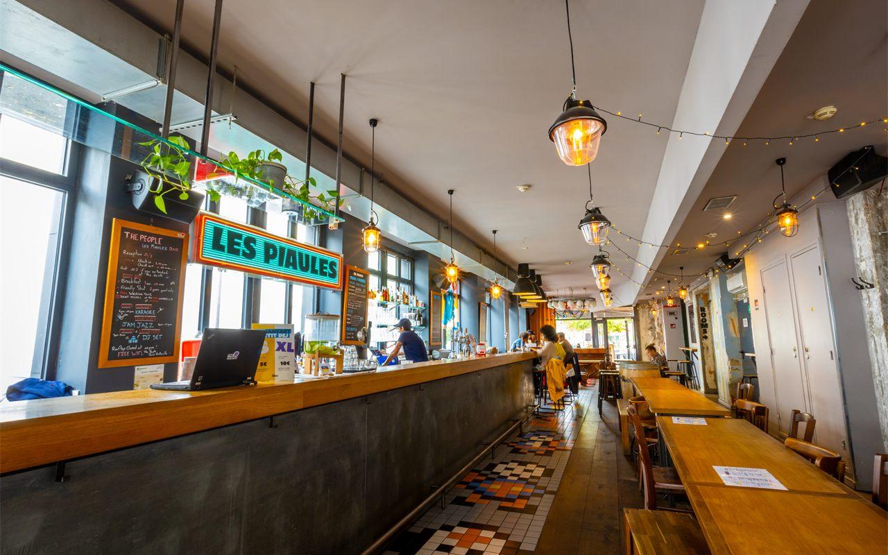 Bar de The People Belleville sous l'enseigne des Piaules, son ancien nom