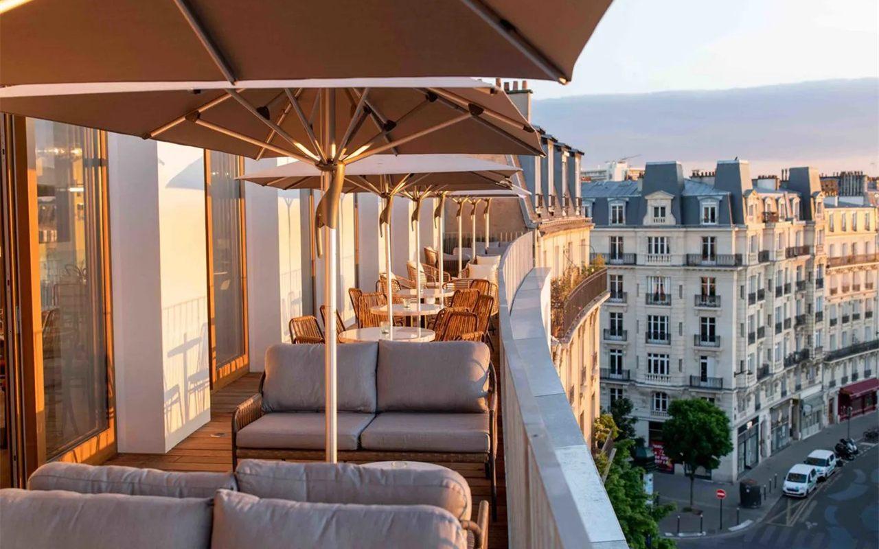Le toit-terrasse de The People Nation au coucher du soleil, face aux immeubles haussmanniens
