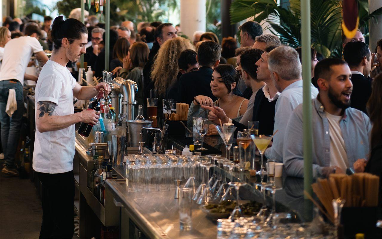 Le long bar du TiTi Palacio sous la serre végétale de The People Paris Marais