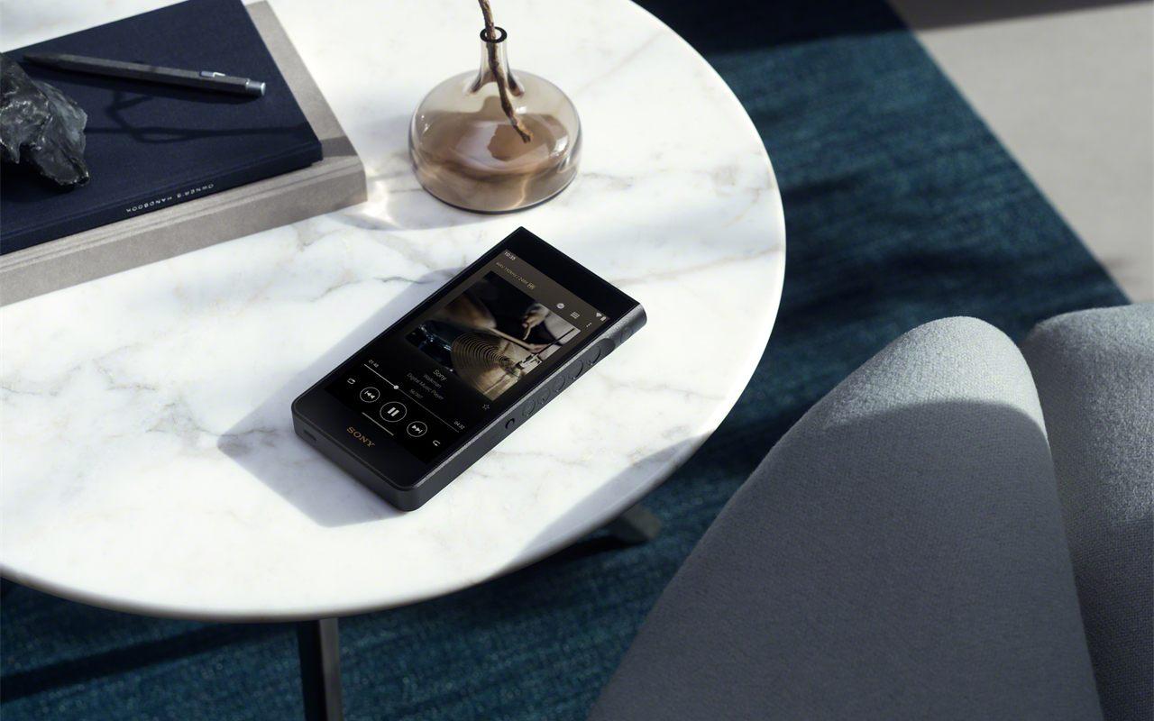 Le Walkman NW-WM1AM3 noir posé sur une table en marbre blanc