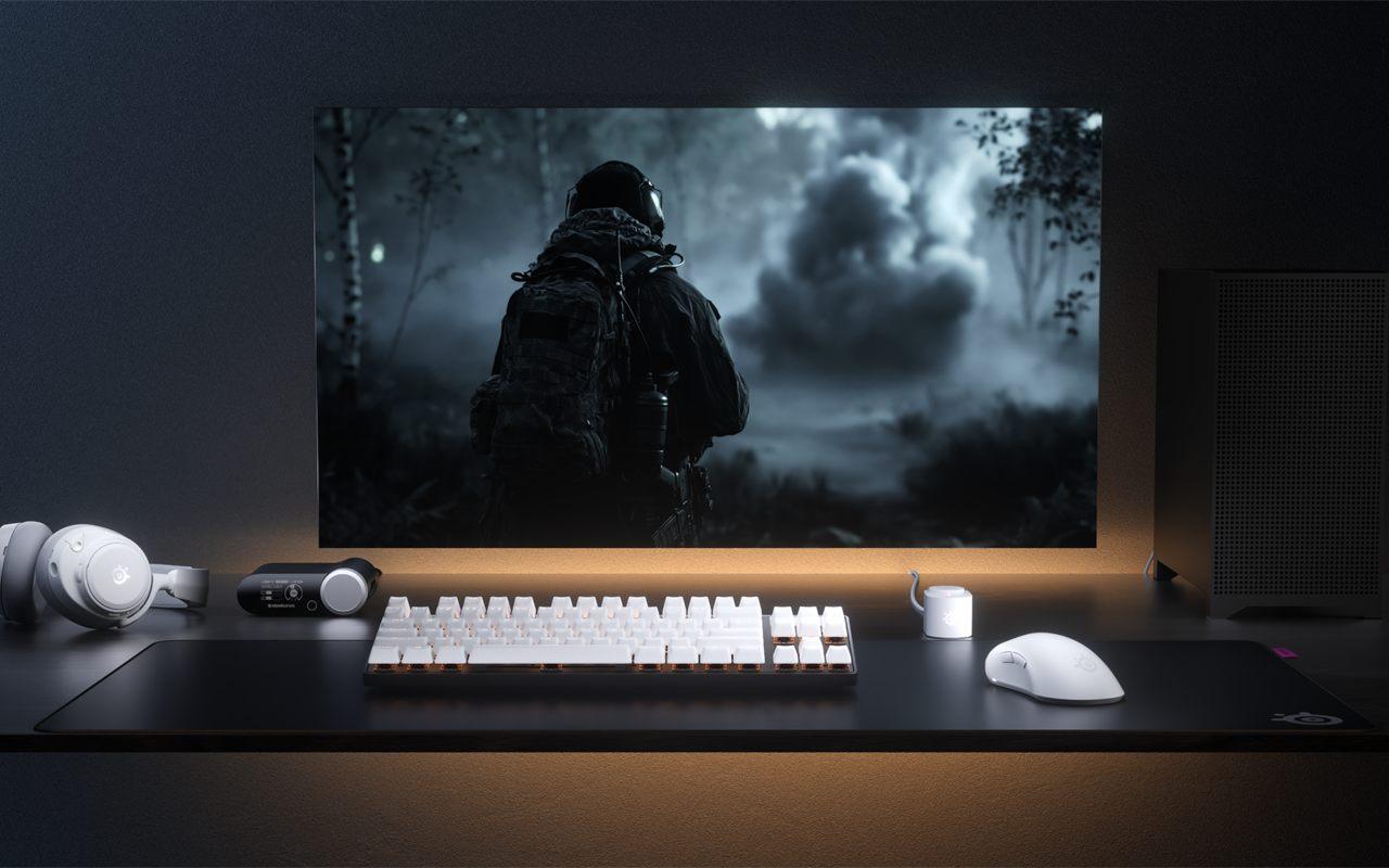 Bureau de joueur avec écran, clavier, casque et souris SteelSeries Rival Pro blanche