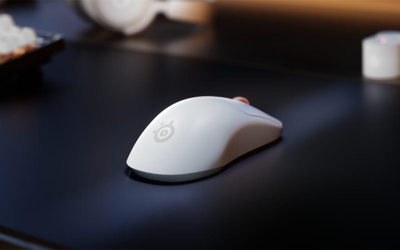Souris SteelSeries Sensei Pro blanche sur un bureau de joueur