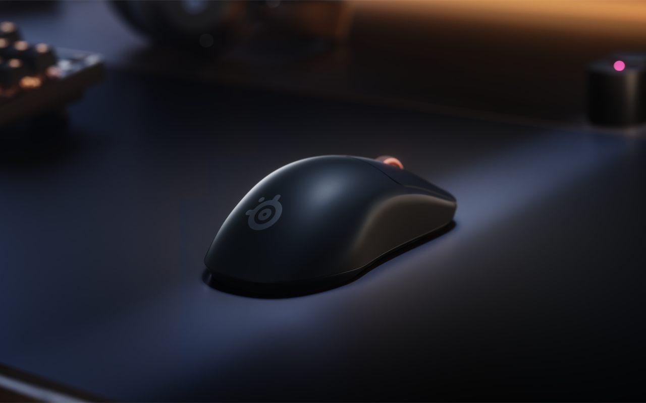 Souris SteelSeries Sensei Pro noire sur un bureau de joueur
