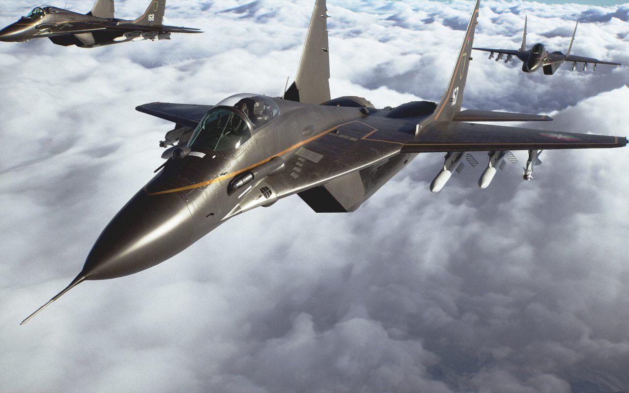 Trois chasseurs gris fendent le ciel d'Ace Combat 8: Wings of Theve au-dessus des nuages