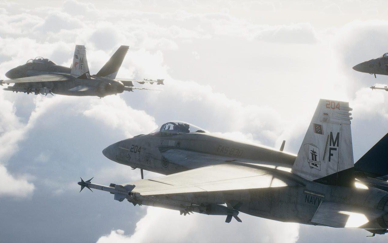 Des F/A-18 en formation au-dessus d'une mer de nuages