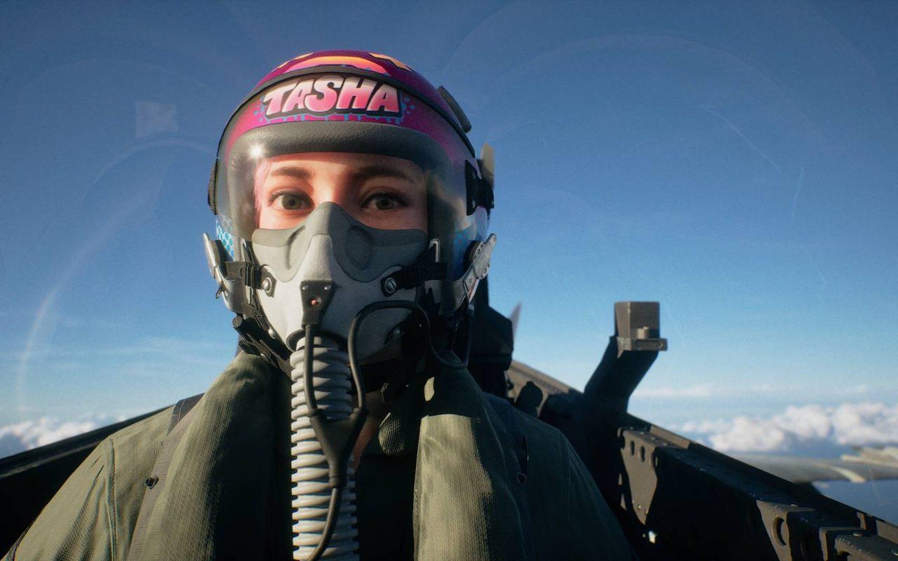 Tasha, casque rose à son nom, dans le cockpit de son chasseur