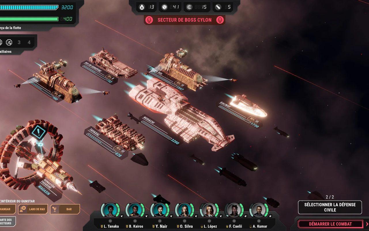 La flotte en approche d'un secteur cylon, avec l'interface du jeu en français