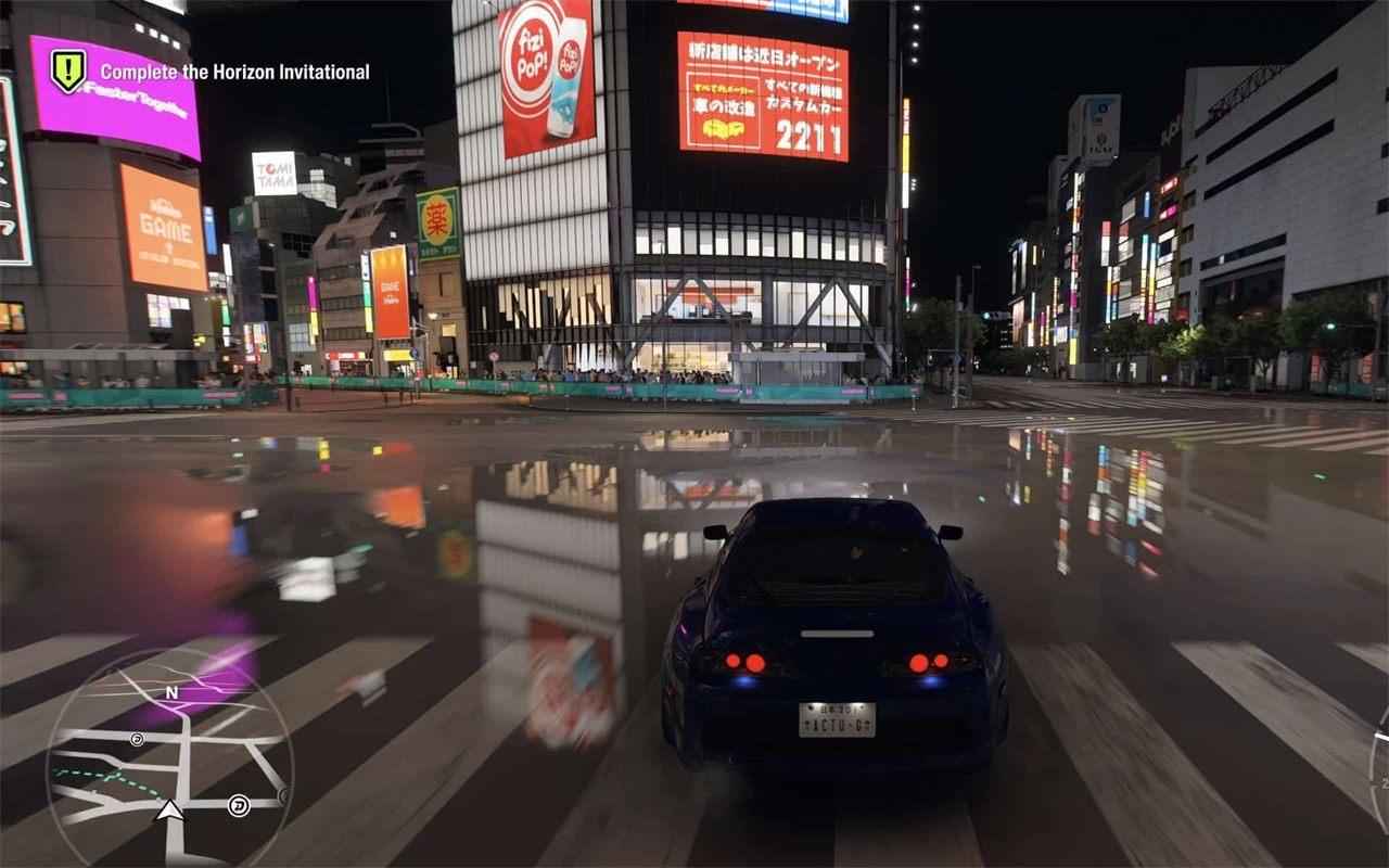 Toyota Supra sur le carrefour de Shibuya mouillé par la pluie, la nuit, dans Forza Horizon 6